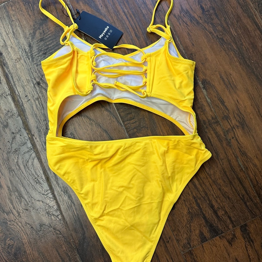 Meyeeka Cut Out High Cut One Piece Size M.  <<<102>>> - Picture 4 of 6